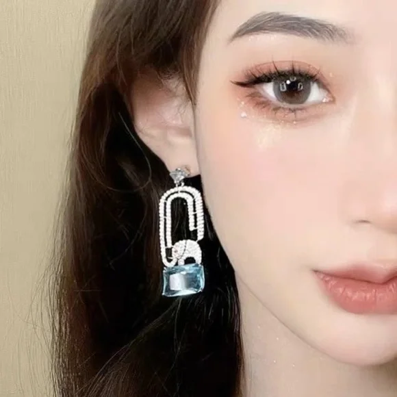 - - 18K GP Blue zircon elephant 🐘 dangle earrings